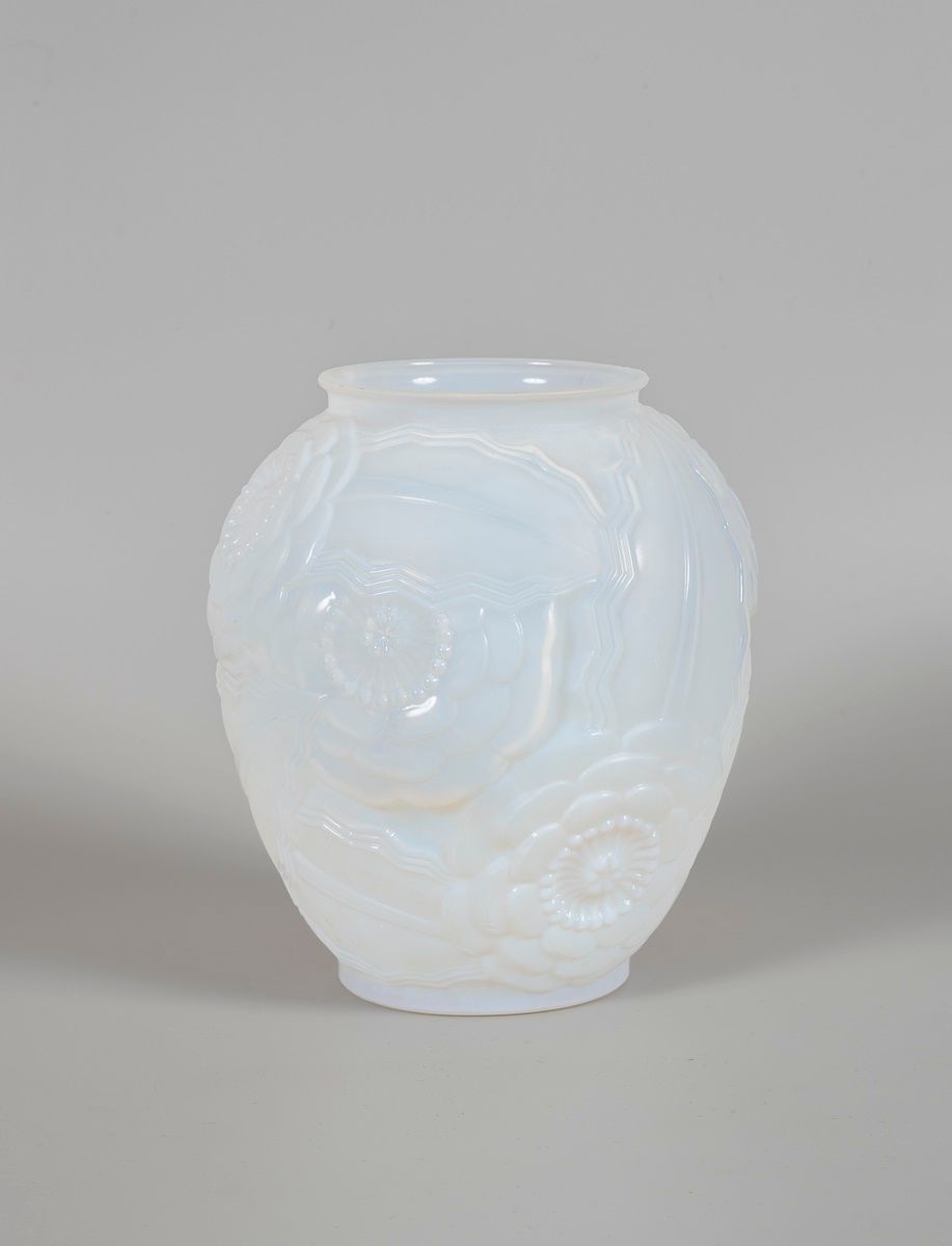 Null Pierre d'AVESN (Pierre GIRE dit, 1901-1991)

Vase mit Blumendekor.

Opalin-&hellip;