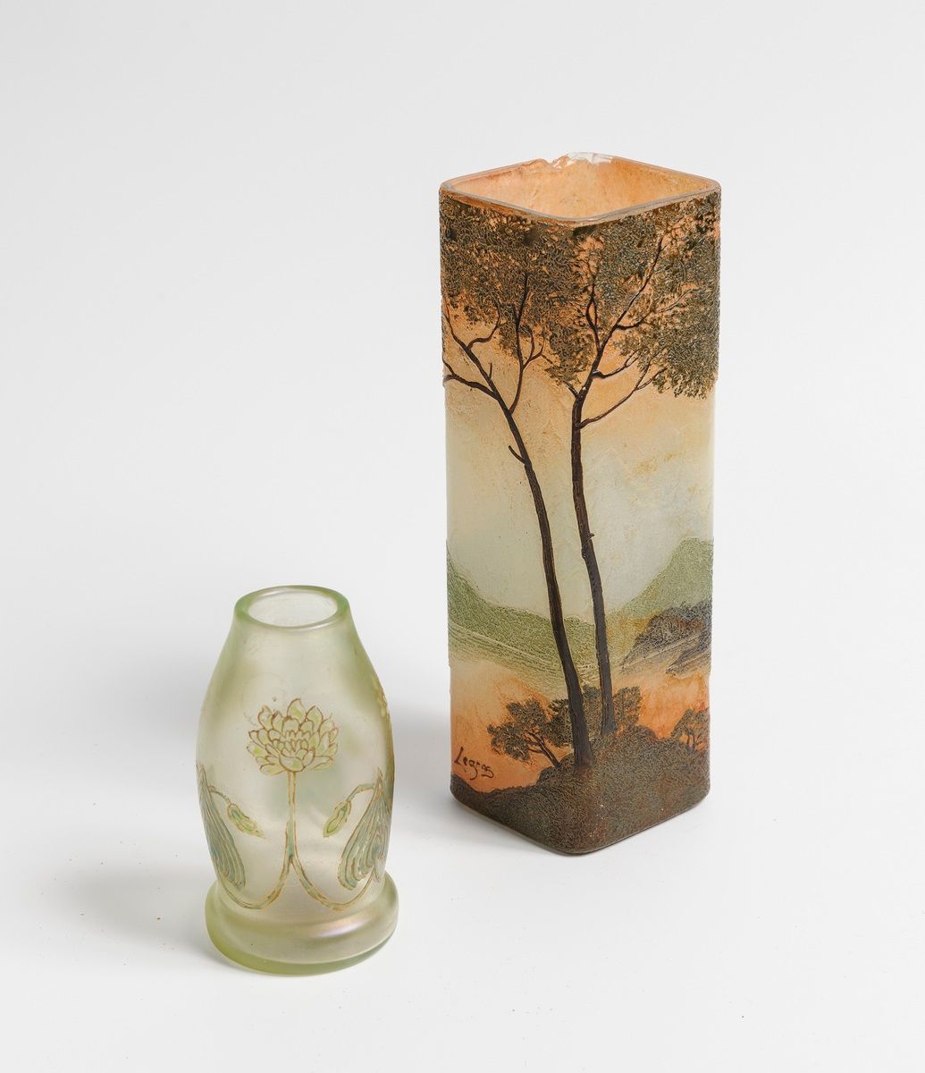 Null 弗朗索瓦-特奥多尔-勒格拉斯（1839 - 1916）。

用玻璃制成的方形截面花瓶。

签名。

高：17厘米。

(脖子上的伤痕。)

一个小的搪&hellip;