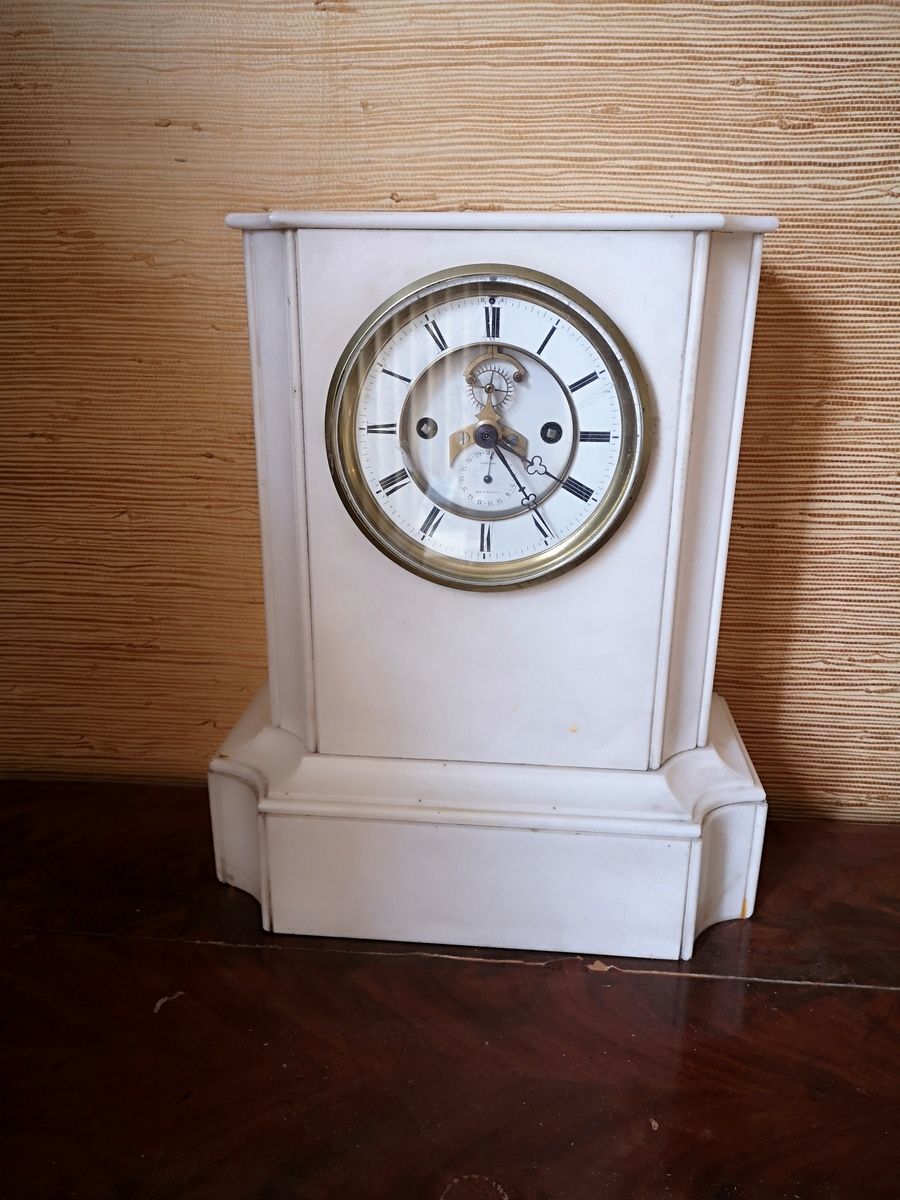 Null Orologio in marmo bianco 

Lavoro della fine del XIX secolo

Altezza: 37 cm&hellip;