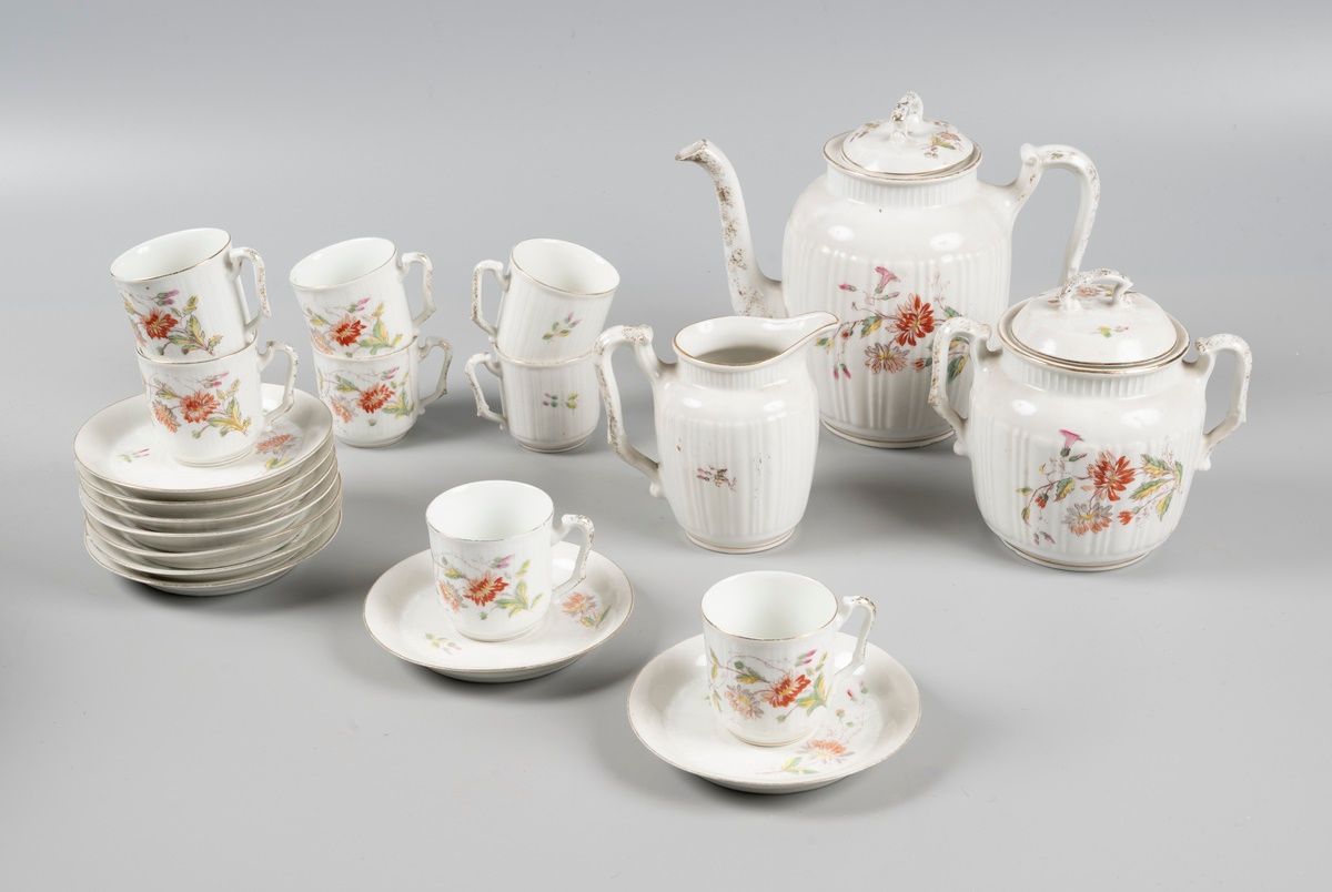 Null LIMOGES

Juego de té de porcelana esmaltada con decoración de flores que in&hellip;