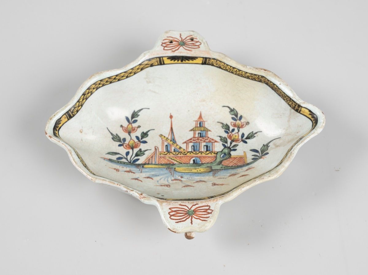Null ROUEN: 碟子的侧边把手装饰有宝塔。18世纪。恢复。