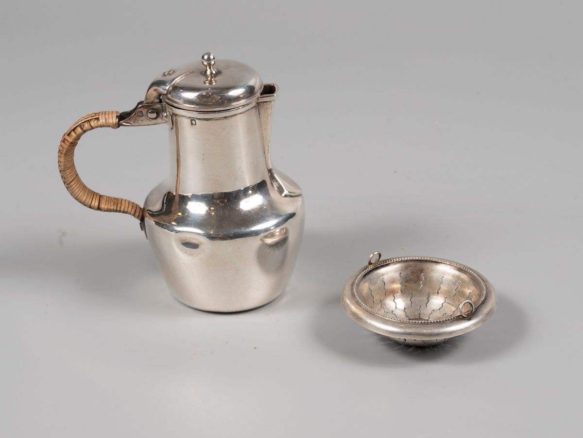 Null 套装包括一个银质柳条牛奶壶和一个银质茶叶滤网

Minerve的标志

重量：129.3克。