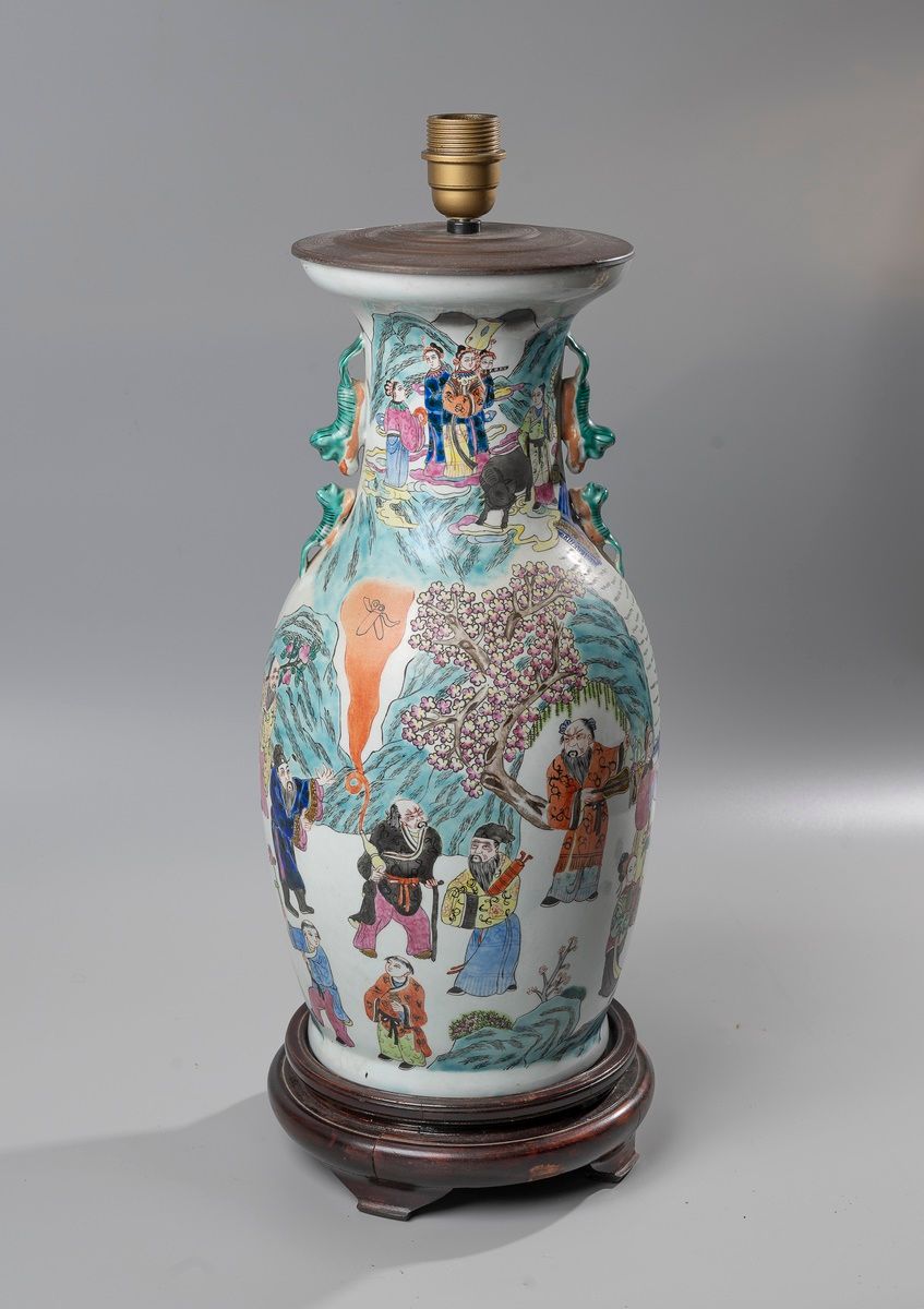 Null 中国，20世纪

珐琅彩瓷器柱形花瓶，饰有海马图案

(损坏)

高:46厘米