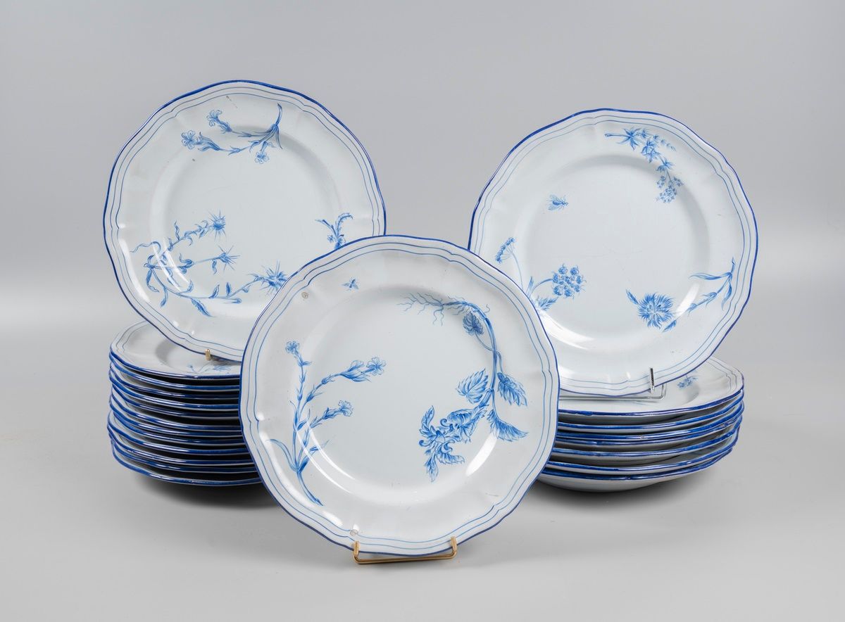 Null 埃米尔-加莱(1846-1904)为Raon l'Etape工厂设计的作品

蓝色单色花草装饰的陶器模型 "Herbier "餐桌服务，包括14个餐盘&hellip;