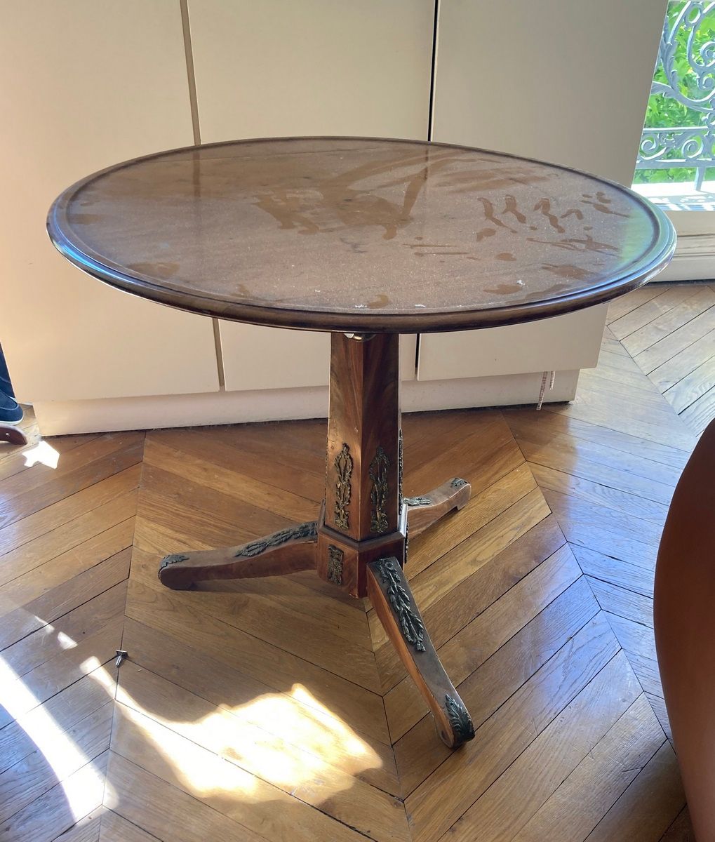 Null 六角形桃花心木三脚架基座桌，带有青铜装饰。

帝国风格，约1900年

高度：75厘米75厘米 - 直径：81厘米

(托盘将被重新固定)