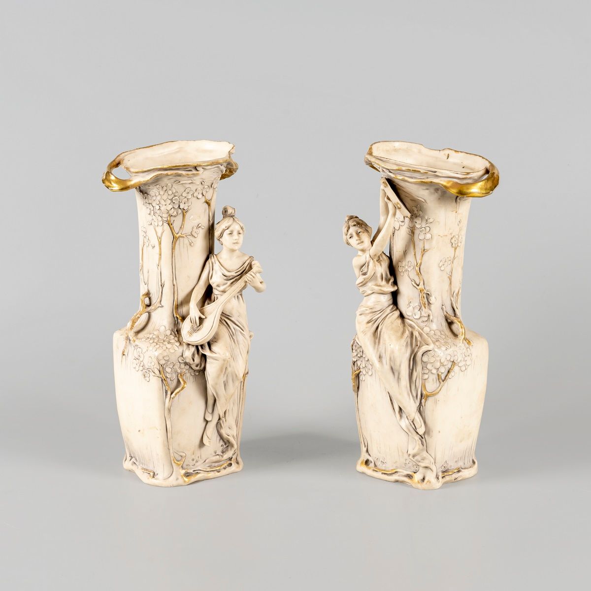 Null ROYAL DUX

Paire de vases en porcelaine ornée de figures féminines

Marque &hellip;