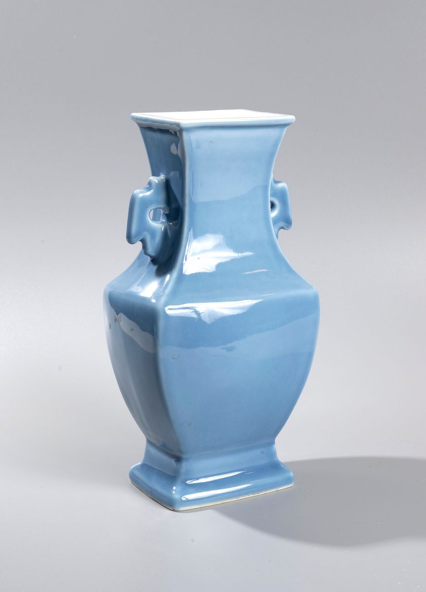 Null Vase à deux anses en porcelaine bleu, 

Haut. : 27,5 cm