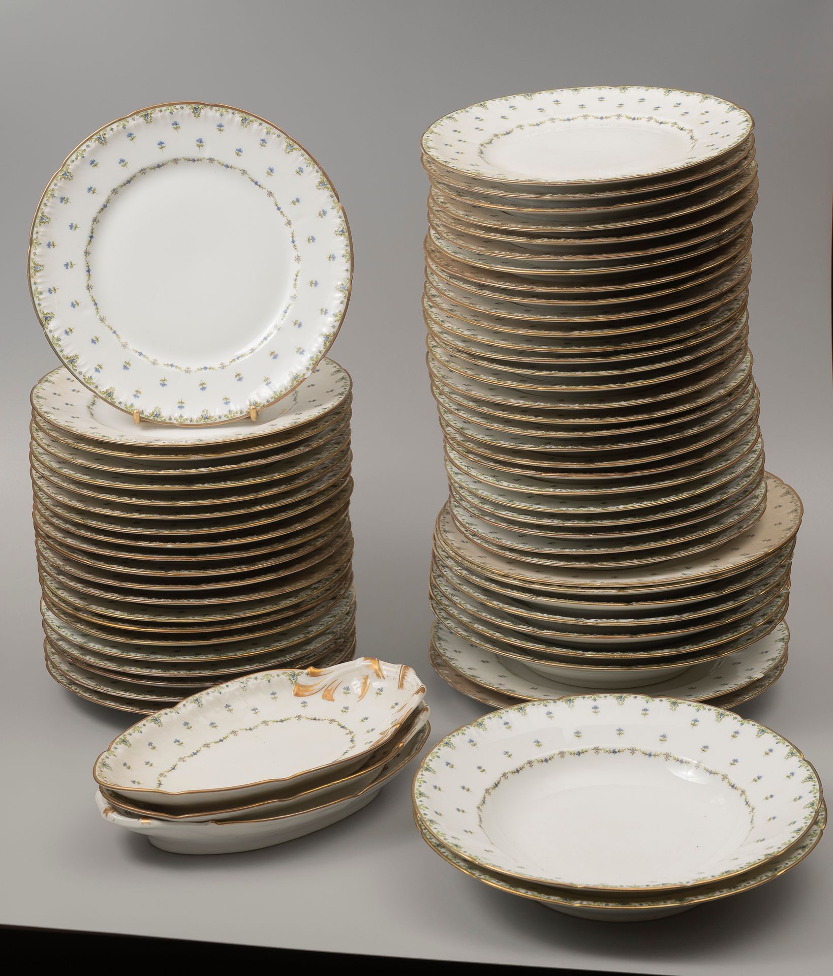 Null 南锡的MAJORELLE frères和利摩日的BERNARDAUD工厂

珐琅彩和镀金瓷器花纹餐具，包括34个餐盘、8个汤盘、48个甜点盘、4个馄饨&hellip;