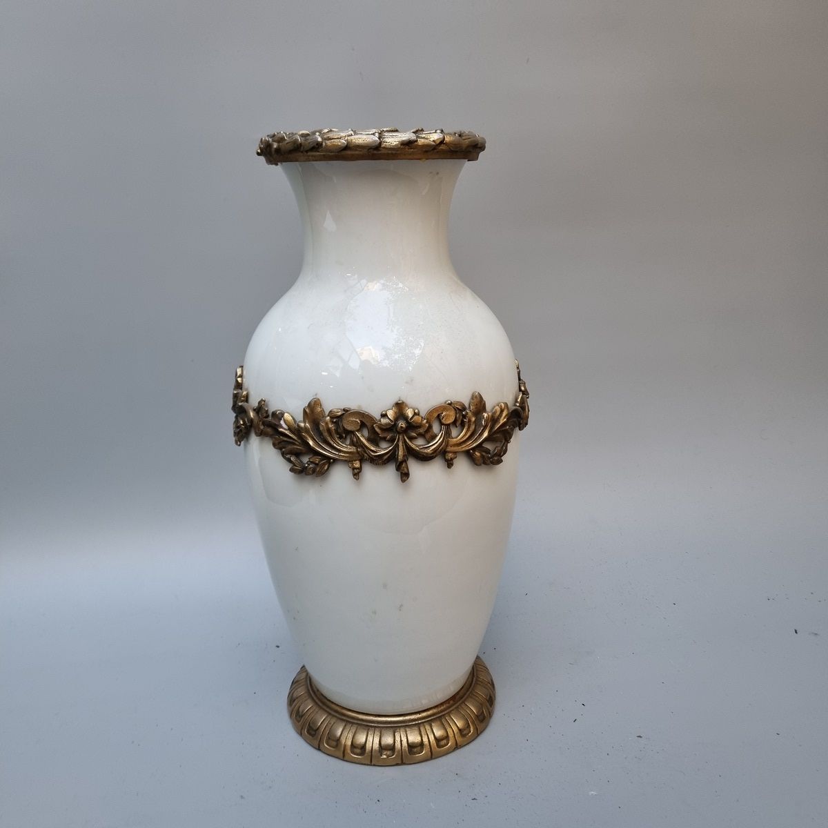 Null 乳白色玻璃柱形花瓶，镀金铜框

1900

高:44厘米