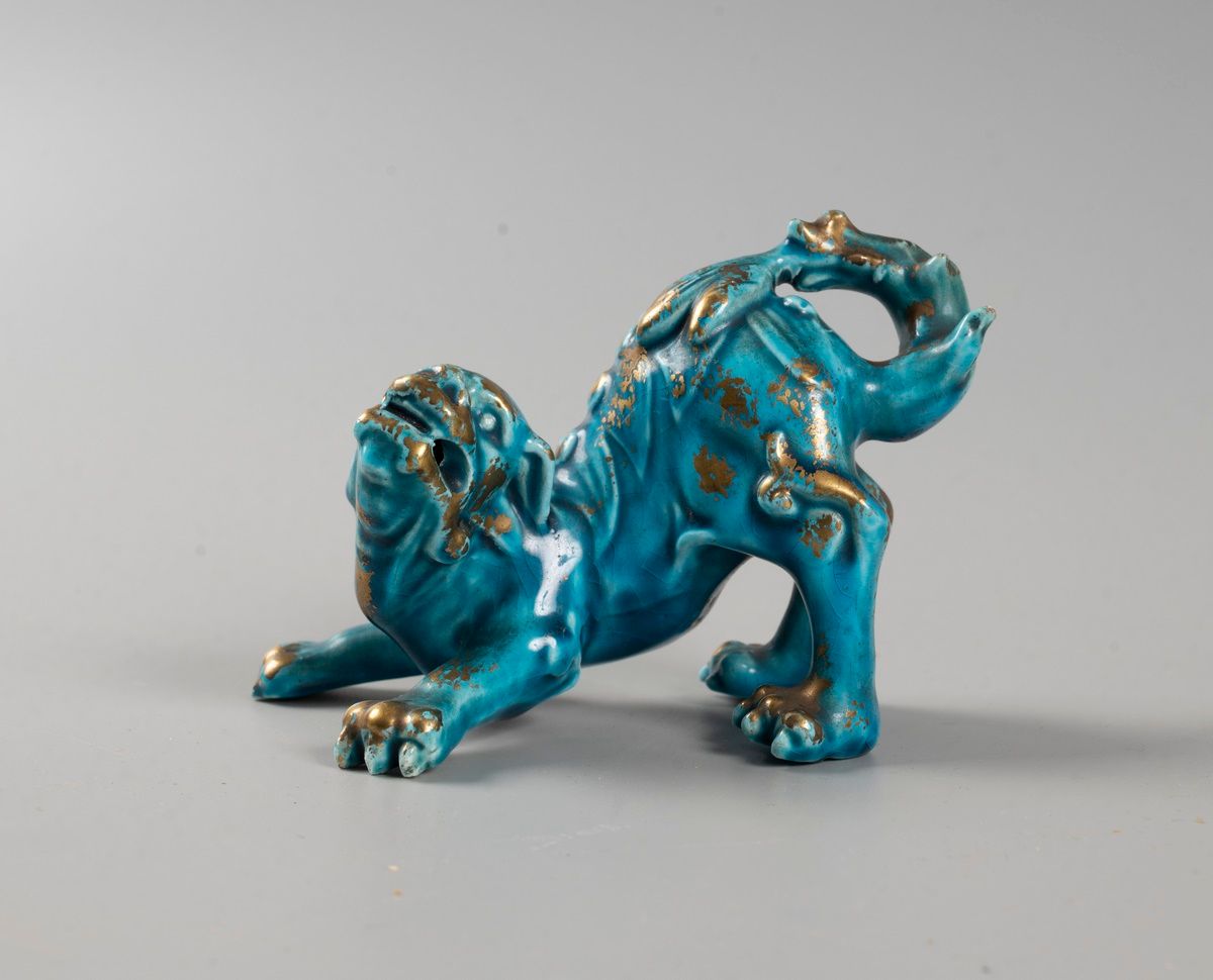 Null 中国

一套包括观音塑像，蓝锰釉瓷鸟，绿松石瓷狮，掐丝珐琅花瓶（凹陷），8个盘子