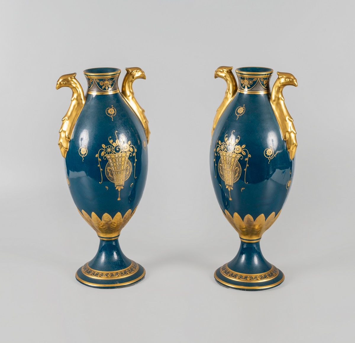 Null 图尔的JAGET ET PINON制造商

饰有花篮的青花瓷花瓶一对

背面的标记

约1910年

高：42厘米。

(镀金的磨损)