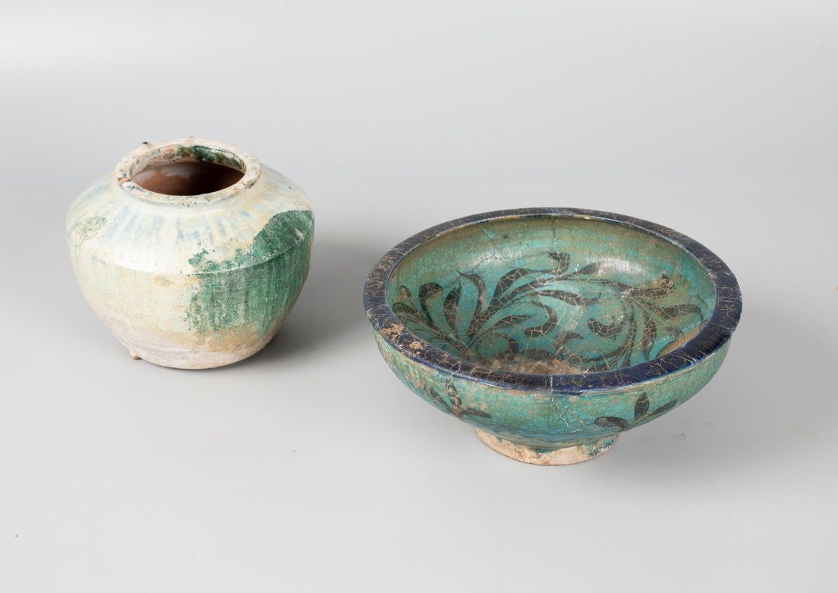 Null 伊朗

具有绿色金属光泽的釉面陶器球罐和碗。

Nishapur风格。伊朗。

直径：高。

复原、拼贴