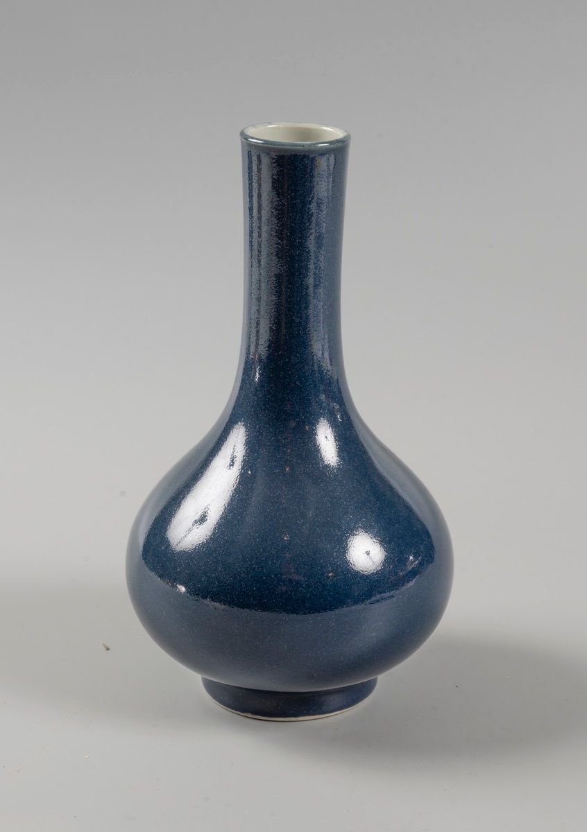 Null CHINA Blaue Vase mit hohem Hals. Porzellan. China. Modern