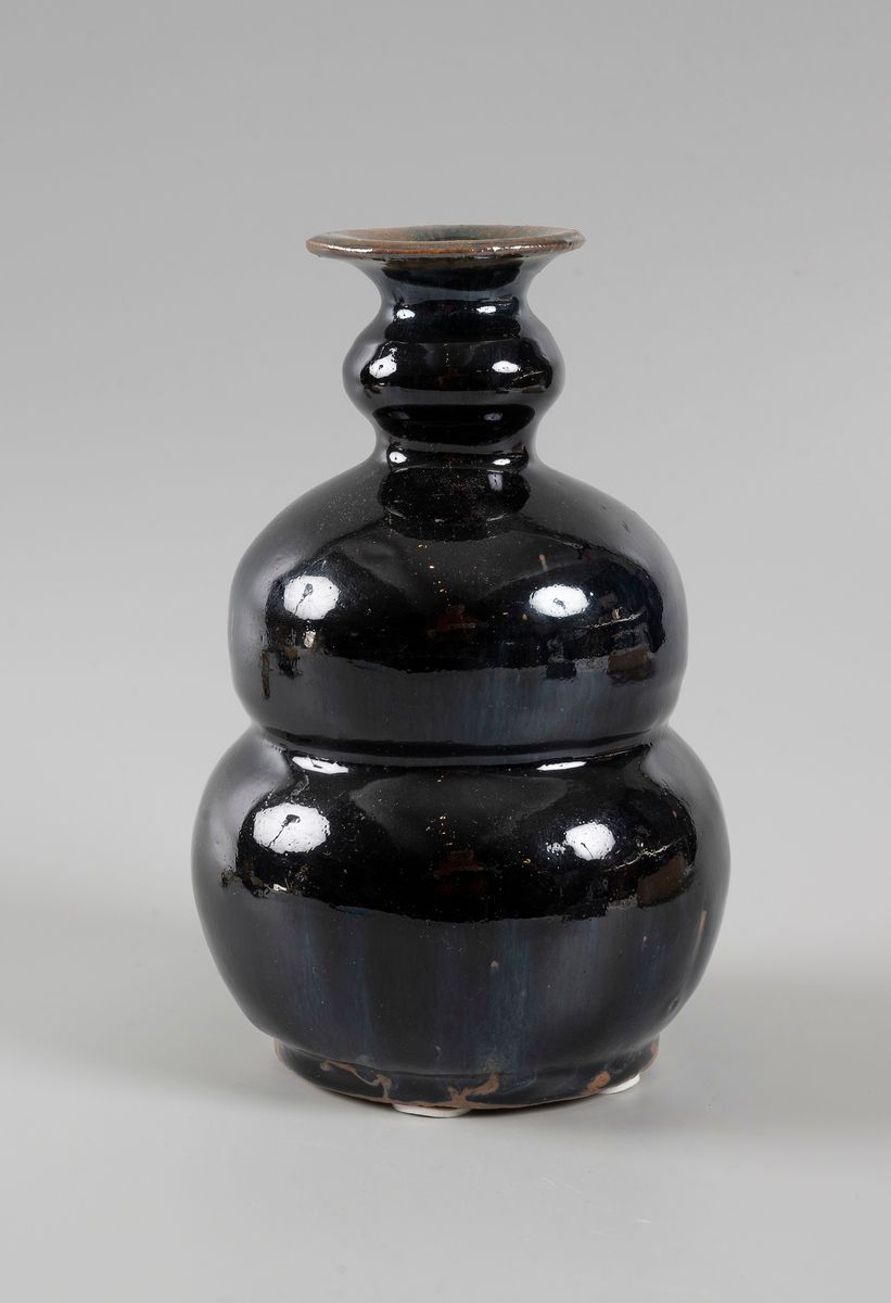 Null Vase double gourde en grès émaillé brun-noir.

Haut. : 20,5 cm