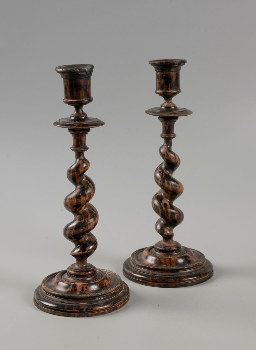 Null 一对仿玳瑁色的木制烛台。以17世纪的品味创作的现代作品。

高：24厘米。

划痕、裂缝