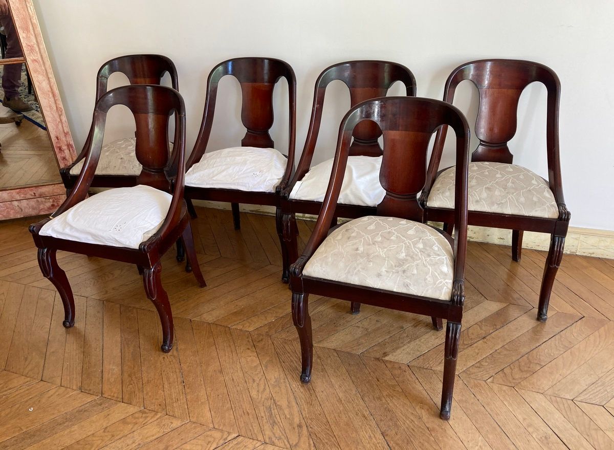 Null Suite aus sechs mahagonibraun gebeizten Gondelstühlen im Konsulatstil. 

Hö&hellip;