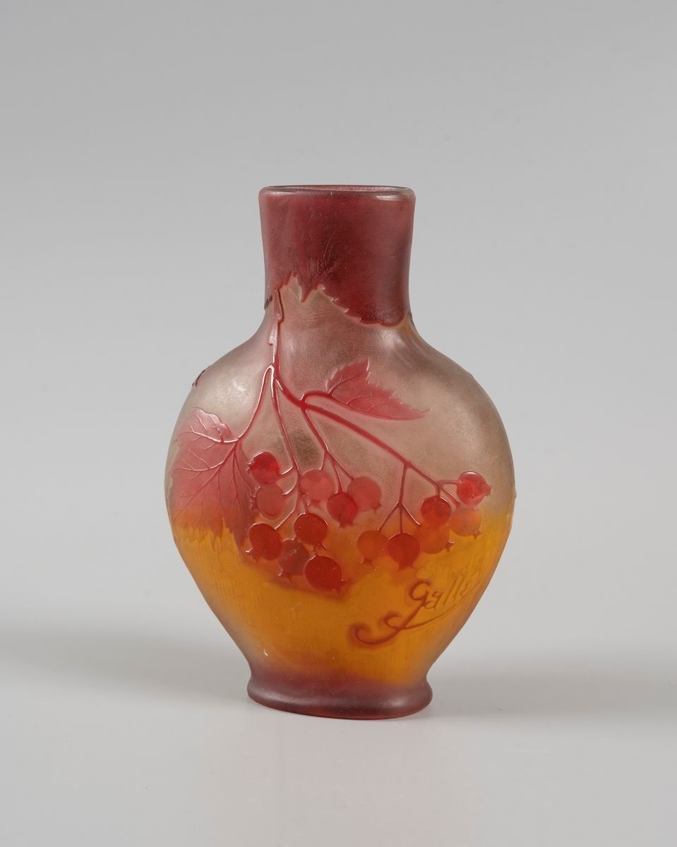 Null 建立Gallé

多层玻璃花瓶，酸性蚀刻的树枝装饰。

在装饰中签名。

高度：13.5厘米。高度：13.5厘米