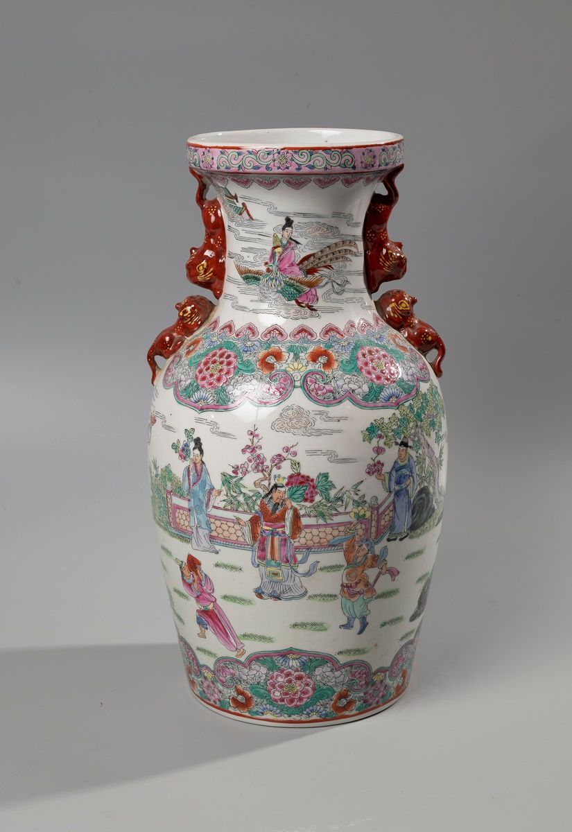 Null 中国。

粉饰玫瑰风格的珐琅彩瓷瓶，有宫廷场景，把手形成佛狗。

20世纪

高：37厘米