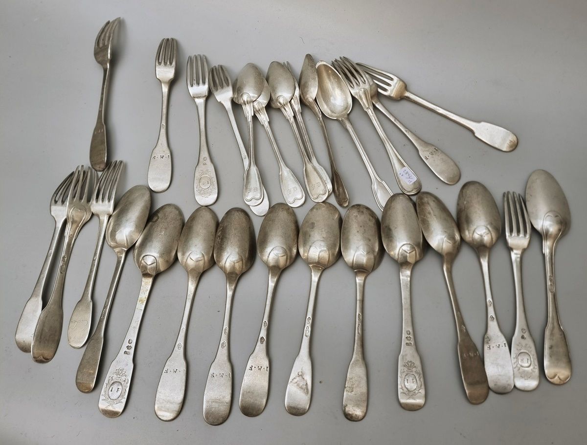 Null Un set di posate d'argento antico composto da 14 forchette e 15 cucchiai