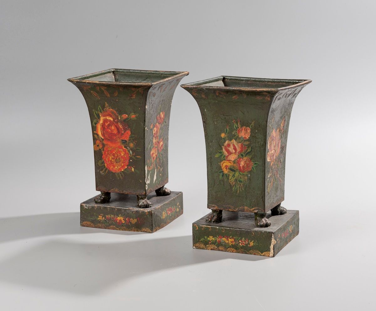 Null Vases cornets en tole peinte à décor de fleurs sur fond vert, pieds griffes&hellip;