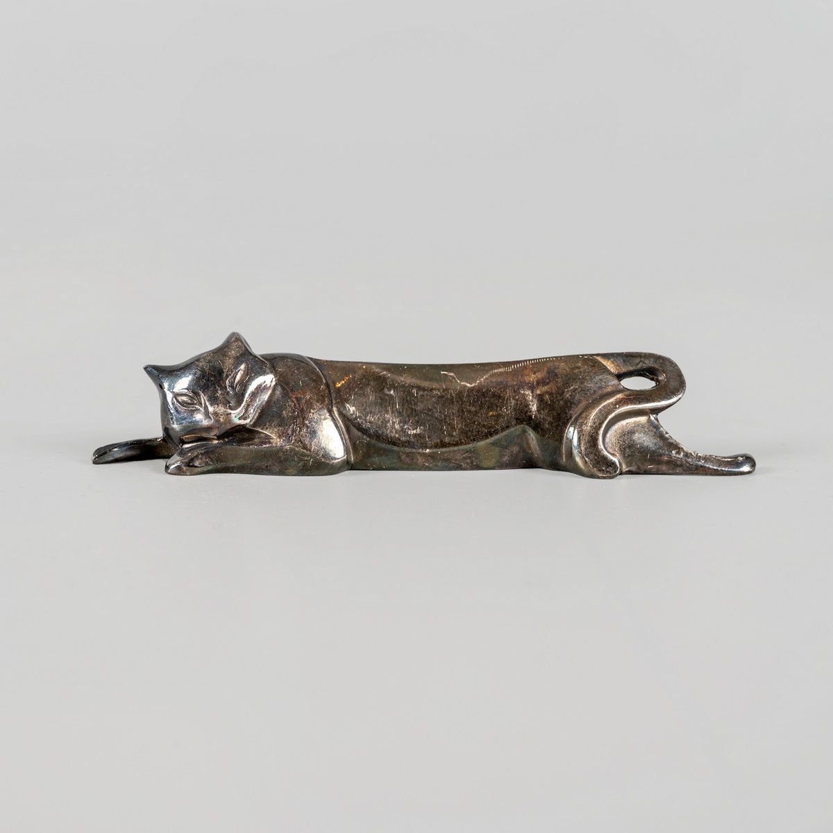 Null 加利亚为克里斯托弗

一套12个镀银金属的动物刀架

每件作品上都标有：O. GALLIA

约1930年