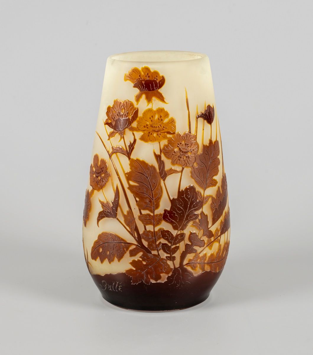 Null 加莱机构

多层玻璃花瓶的花饰

签名：Gallé

高：21.5厘米。