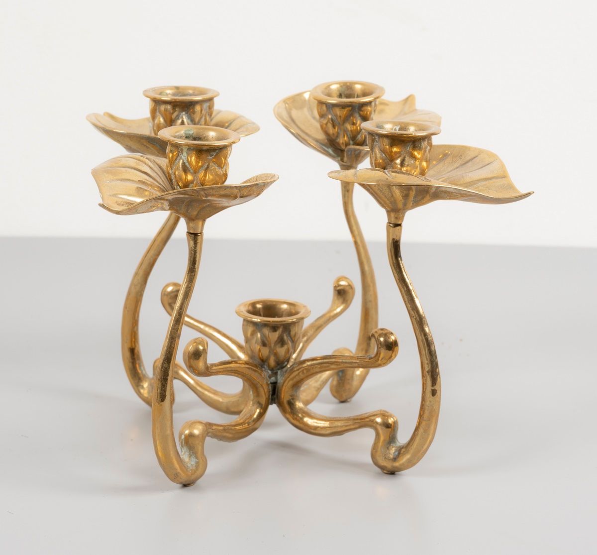 Null 青铜烛台，有四个灯。

新艺术主义风格。

在弗朗索瓦-格扎维埃-拉兰内（1927 - 2008）的品味中。