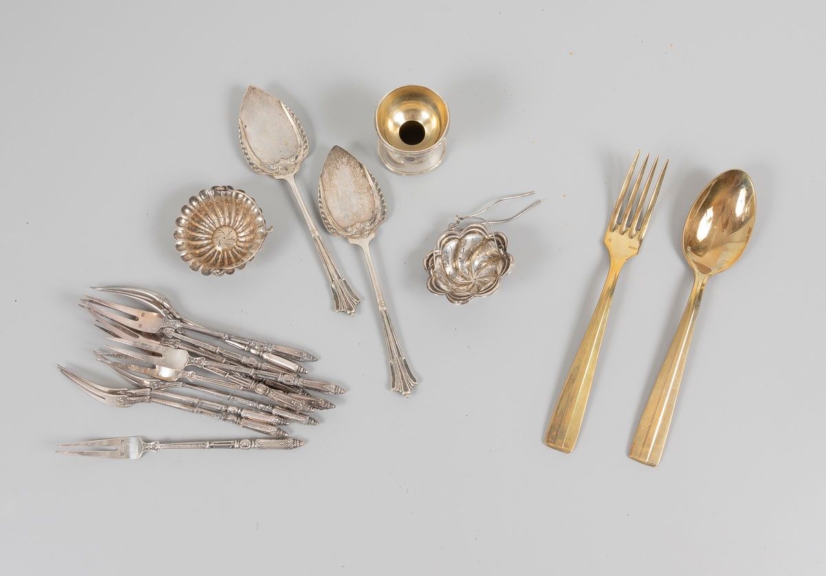 Null 金属和银制拍品，包括蜗牛叉，茶叶滤网，鸡蛋杯。

重量：70克银。