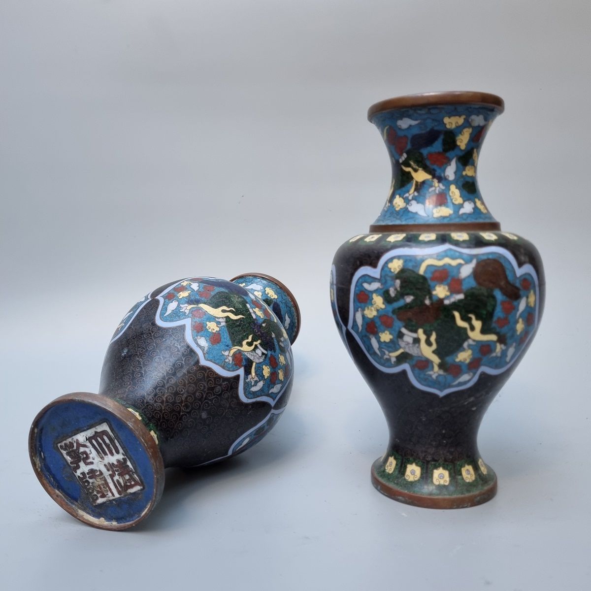 Null 一对景泰蓝花瓶，饰以佛狗图案

20世纪初

高：26厘米