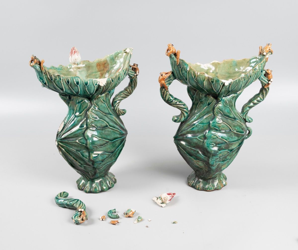 Null Ein Paar Vasen aus Schlicker mit Seerosen- und Froschdekor, mit zwei Henkel&hellip;