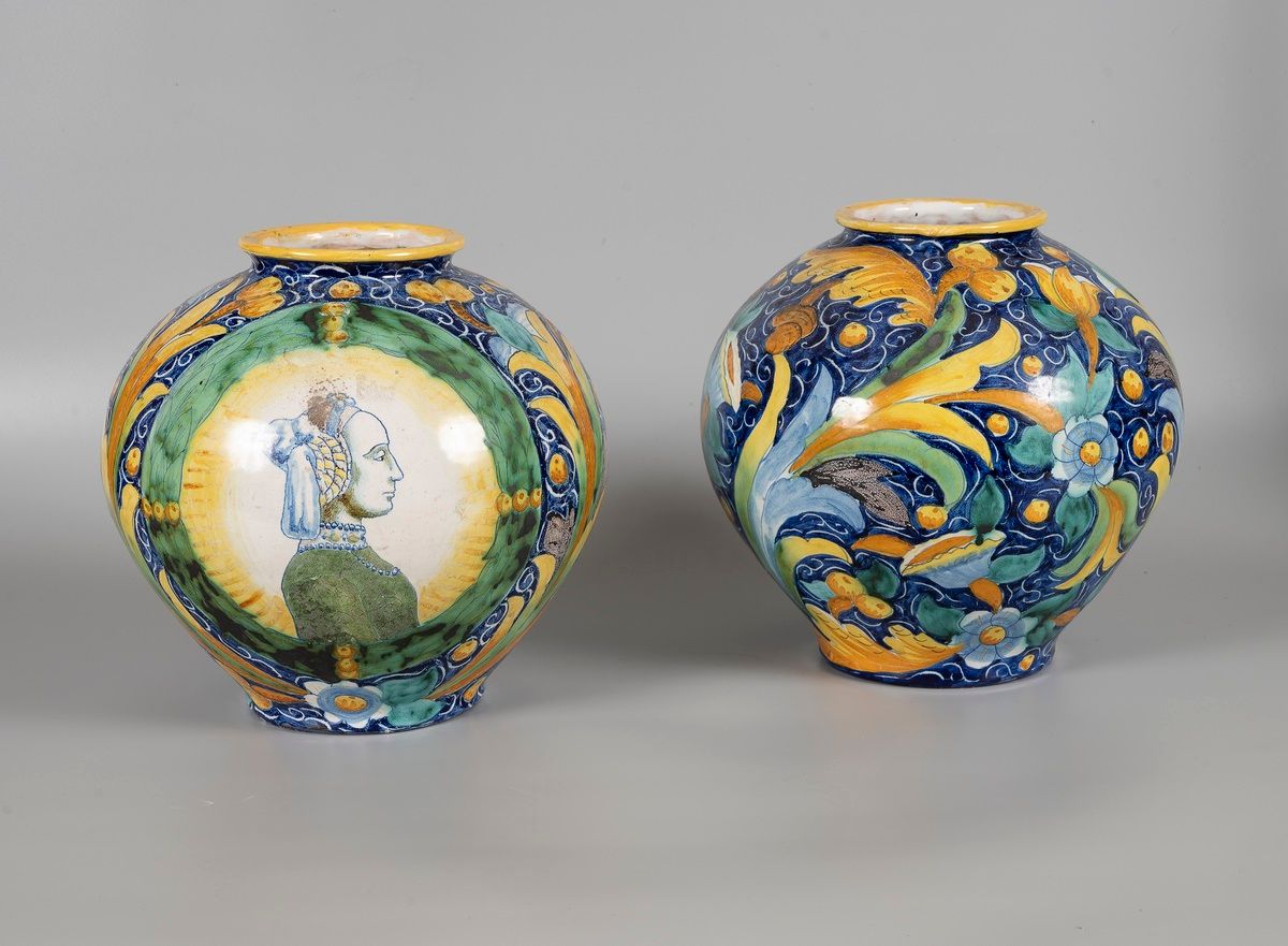 Null 马约利奇

一对带叶子装饰的球状花瓶，两块奖章在侧面。马克与唱歌的警察。

意大利17世纪风格的陶器。

高25厘米