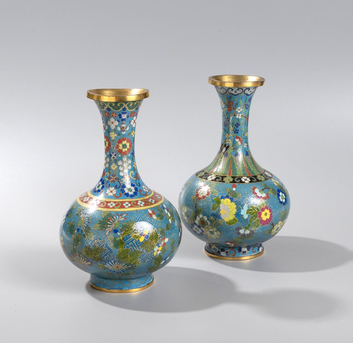 Null CHINA

Pair of cloisonné vases with flowers 

(restorations). 

Height : 20&hellip;