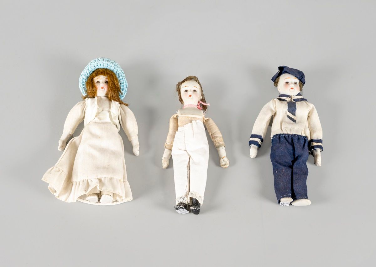 Null Tre bambole in miniatura di bisquit

H: 18 cm.