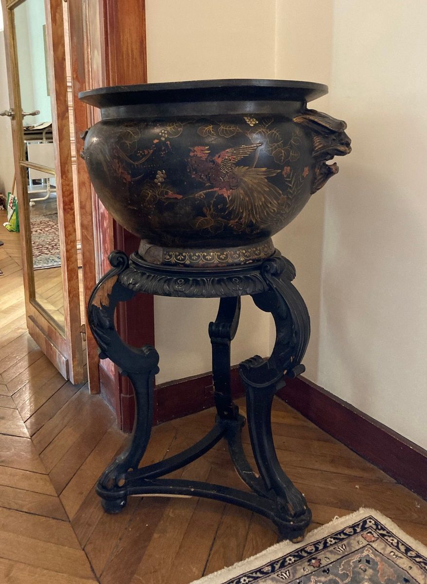 Null 约1870年的法国作品

釉面陶器花瓶，装饰有中国漆器风格，有神奇的动物 "prise à mufles"，站在一个木雕的三脚架底座上。

高度：41&hellip;