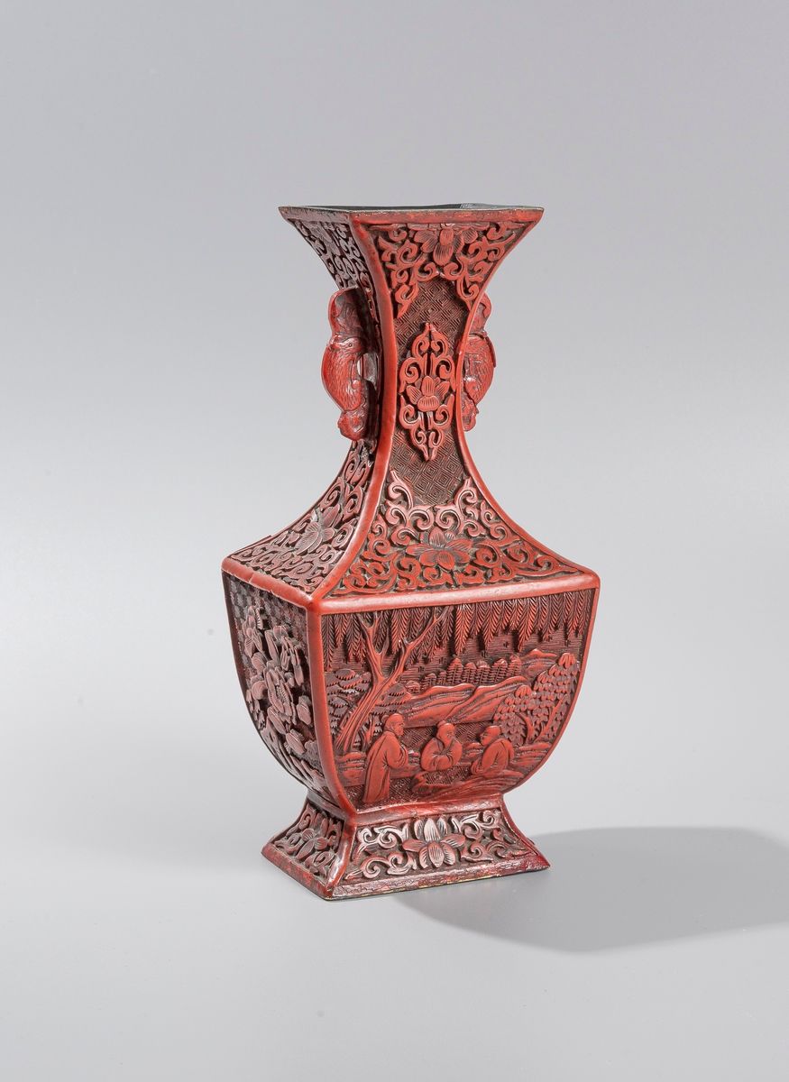 Null Rote Vase aus Zinnoberlack, Dekor mit Figuren.

Unfall am Henkel

Höhe. : 2&hellip;