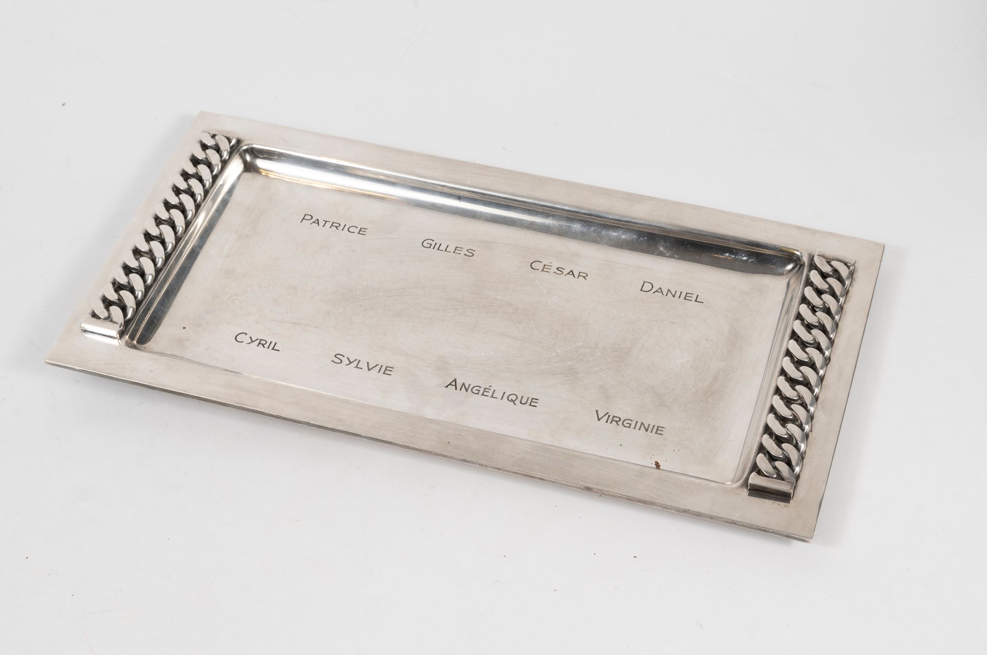 Null 让-德斯普雷斯 (1889-1980)

镀银金属托盘，锤底标有名字，侧边握手处有网状装饰，背面签有点 "J Desprès"。

37 x 18,5&hellip;