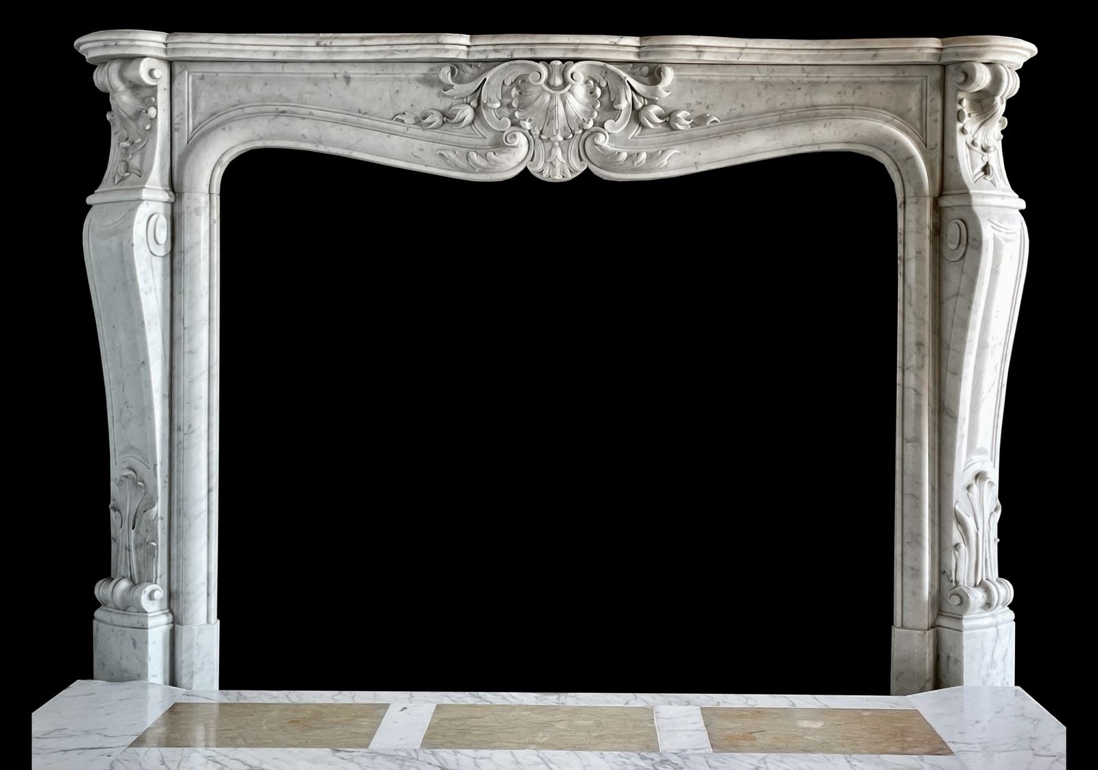 Null 路易15风格的壁炉。

弩形壁炉上装饰有棕榈叶，控制台门框上装饰有直立的刺桐叶和罗盖尔。

19世纪晚期。

白色卡拉拉大理石。

高度105厘米 -&hellip;
