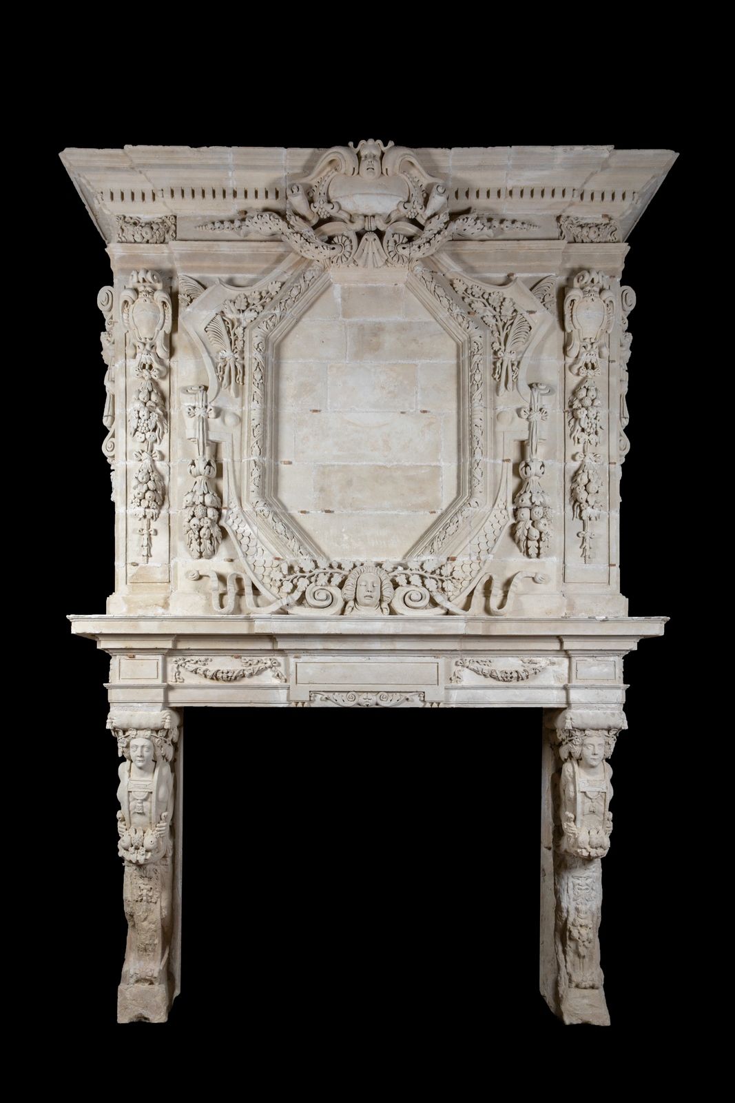 Null Louis 13 mantel.

Exceptional limestone mantel from Saint-Restitut realized&hellip;