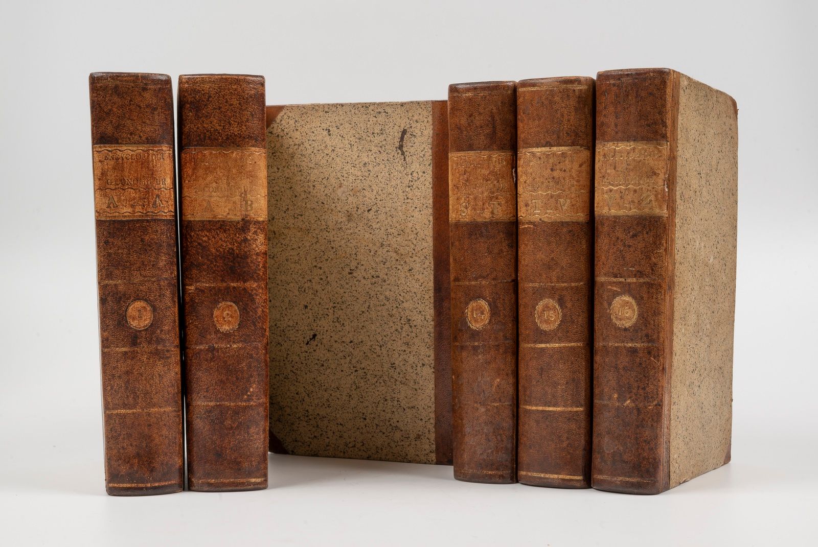 Null ENCYCLOPEDIA économique.Yverdon, 1770-1771. 16卷，小8开本，半棕色带角的basane，华丽光滑的书脊，米&hellip;