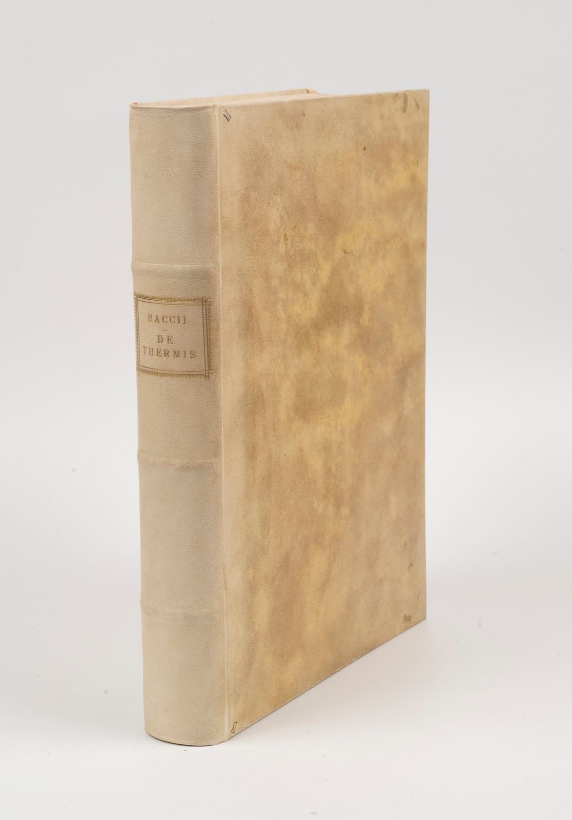 Null BACCIUS（Andrea）。De Thermis.第7页。威尼斯，文森特-瓦尔格里斯，1571年。双开本，浅色封面的牛皮纸，书脊上的鎏金标题（现代&hellip;