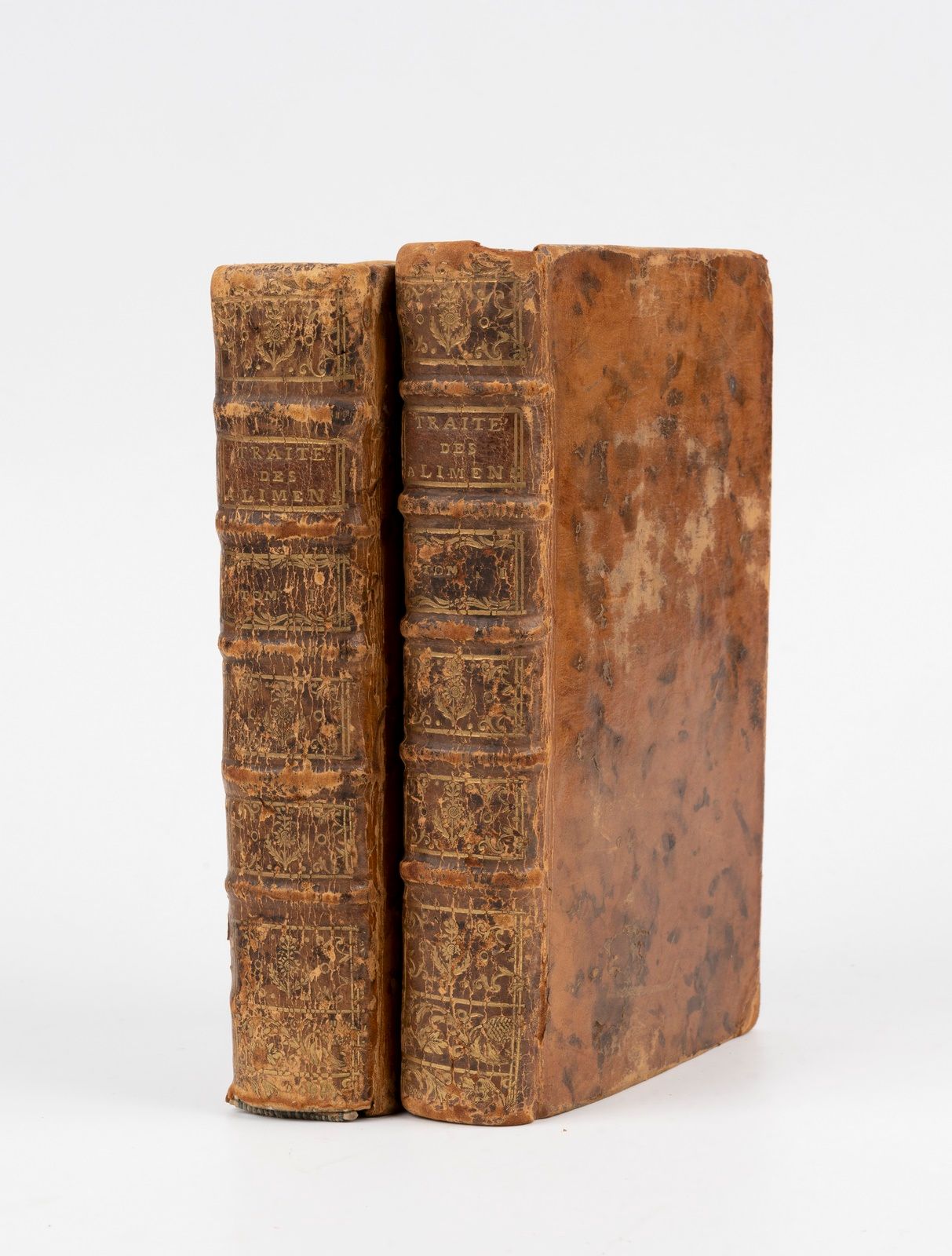Null LÉMERY（路易斯）。Traité des aliments.巴黎，Durand，1755年。2卷12开本，大理石小牛皮，书脊有装饰，红色标题页，蓝&hellip;