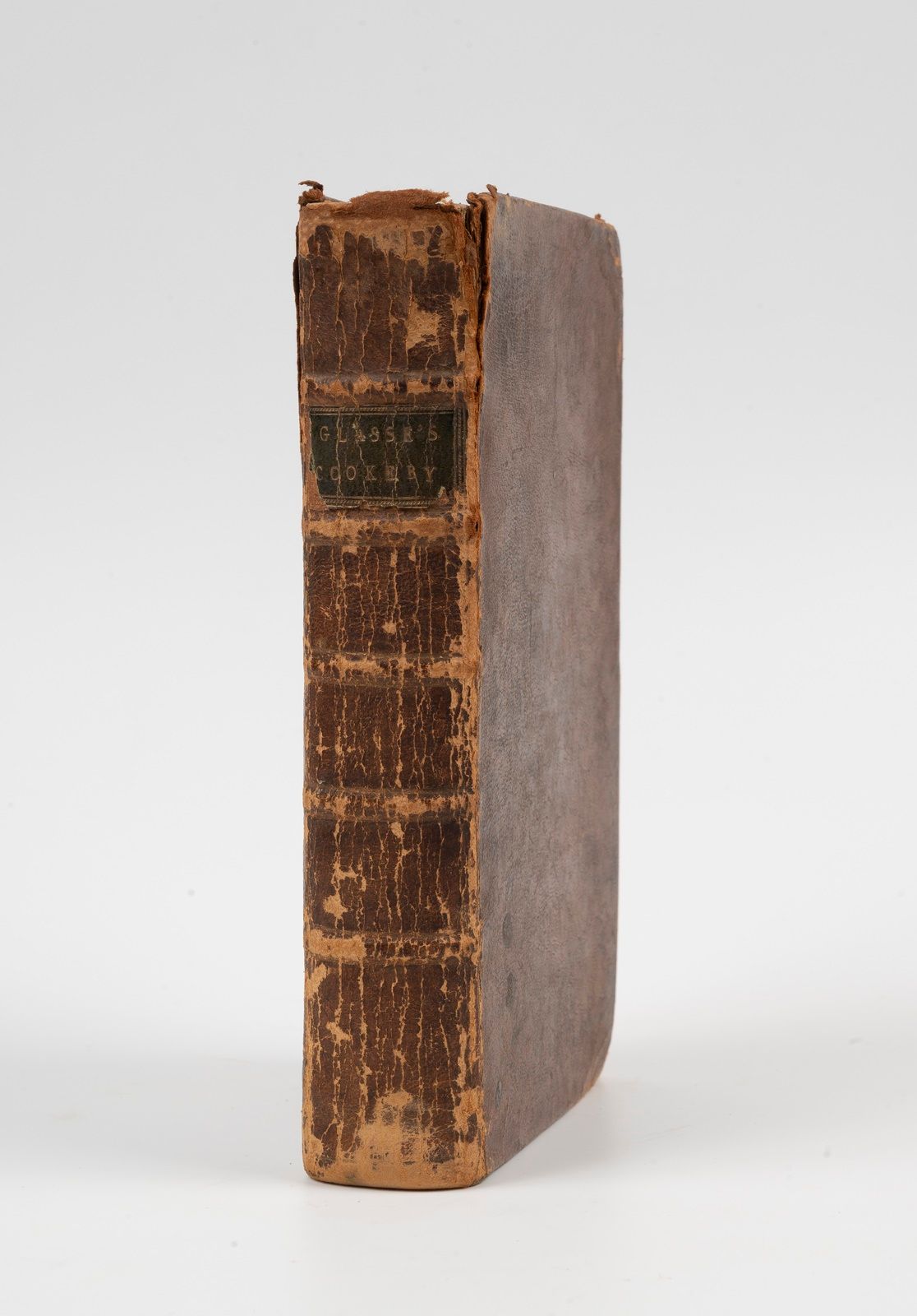 Null GLASSE（汉娜）。烹饪的艺术变得简单易行。爱丁堡，Alexander Donaldson，1774年。12开本，棕色基调，光滑的书脊，深绿色的标题&hellip;