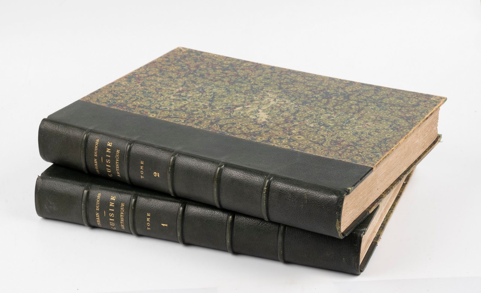 Null DUBOIS（乌尔班）。艺术厨房。现代学校的研究。第三版。巴黎，E.Dentu，1888年。2卷，4开本，绿色半马洛金，书脊有棱纹（当时的装订）。

&hellip;