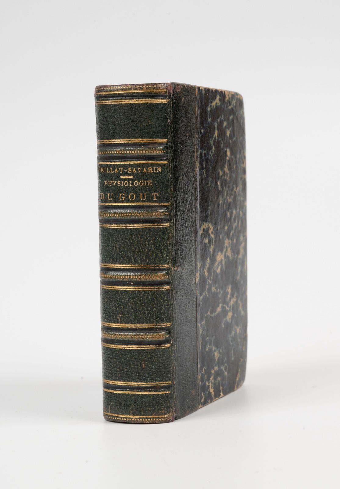 Null brillat-savarin.味觉生理学或超验美食学的沉思。巴黎，帕萨德，1852年。32开本，绿色半旗袍，书脊有装饰，边缘有斑点（当时的装订）。
&hellip;