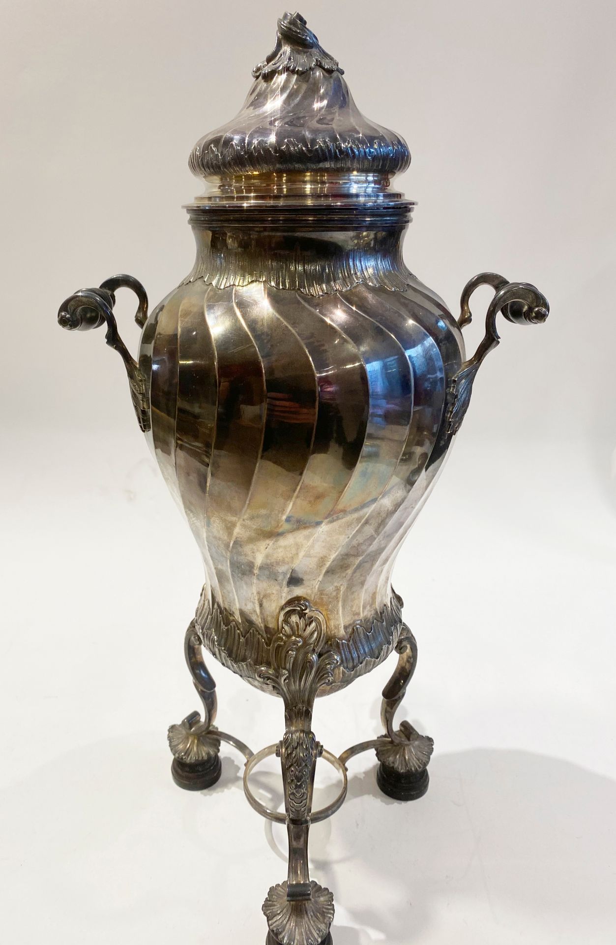 Null 热水瓶或SAMOVAR银。巴黎，G. BOI[...]也许G.BOIN, ap. 1838 (Minerve).有大的躯干肋骨，底部装饰有罗盖尔，站在&hellip;