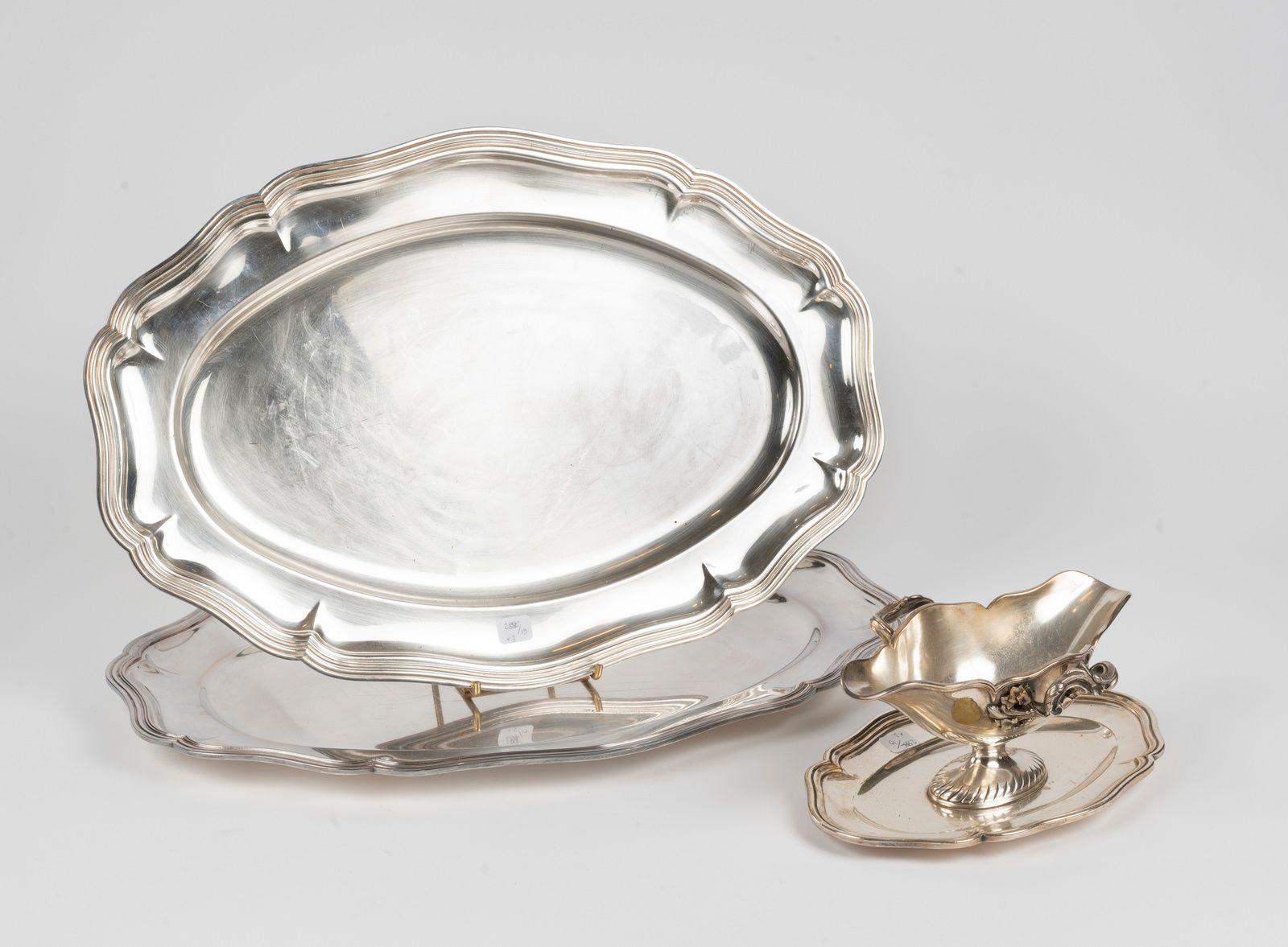 Null Pair of silver plated oval trays with contoured edges.

Width: 49 cm.

We j&hellip;