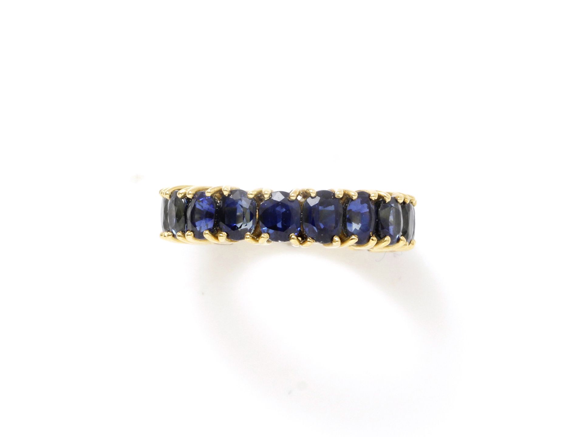 Null 750千分之一金的结婚戒指，穿着四分之三的刻面椭圆蓝宝石的爪式镶嵌的线。
蓝宝石的重量：5克拉左右，整体。
毛重：5.30克。TDD : 54.