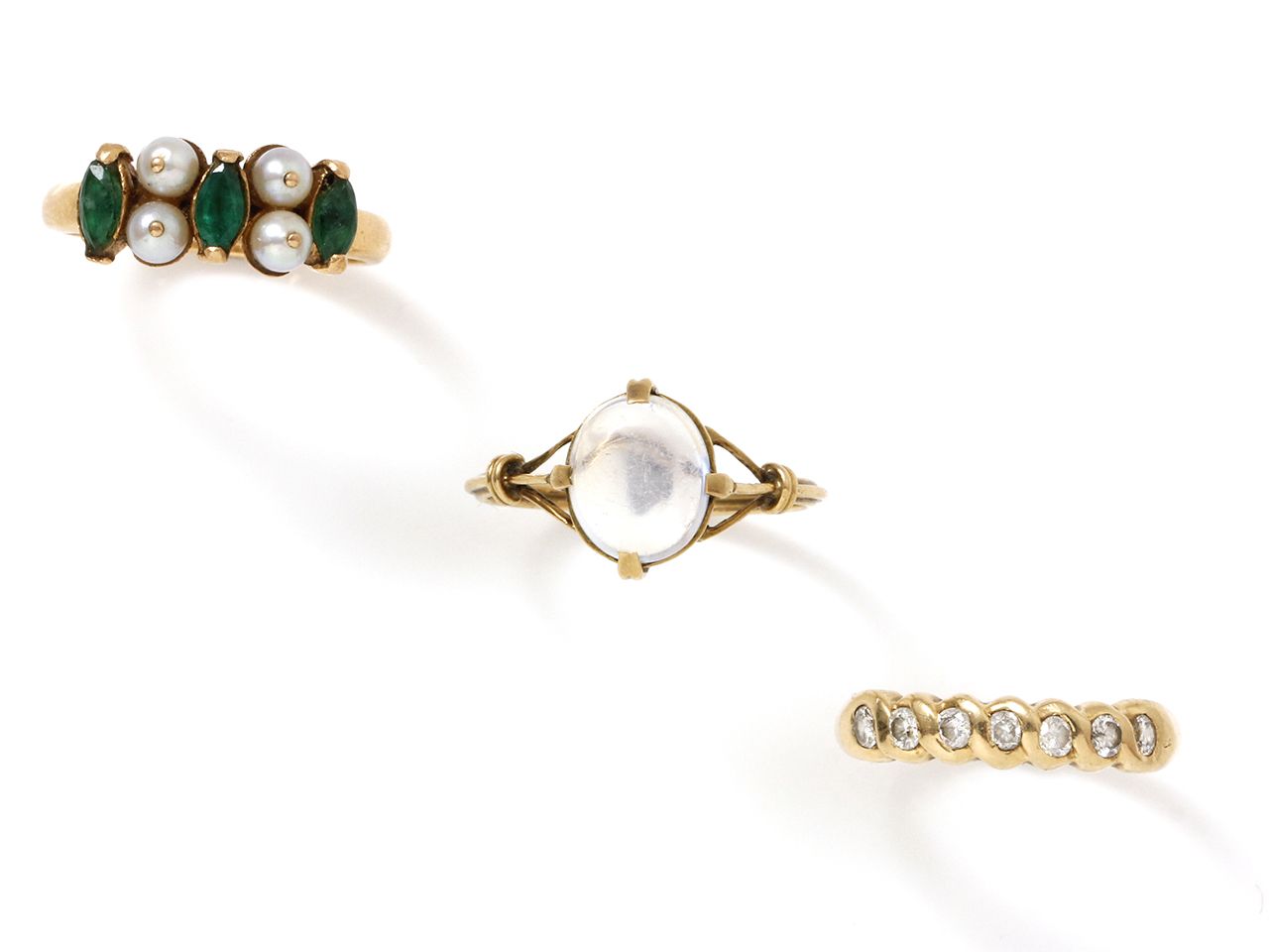 Null 750和585千分之一的黄金拍品，由3个镶有明亮钻石、祖母绿、凸圆形月光石和小型养殖珍珠的戒指组成。(筹码)
黄金750的总重量：6.40克。
585&hellip;