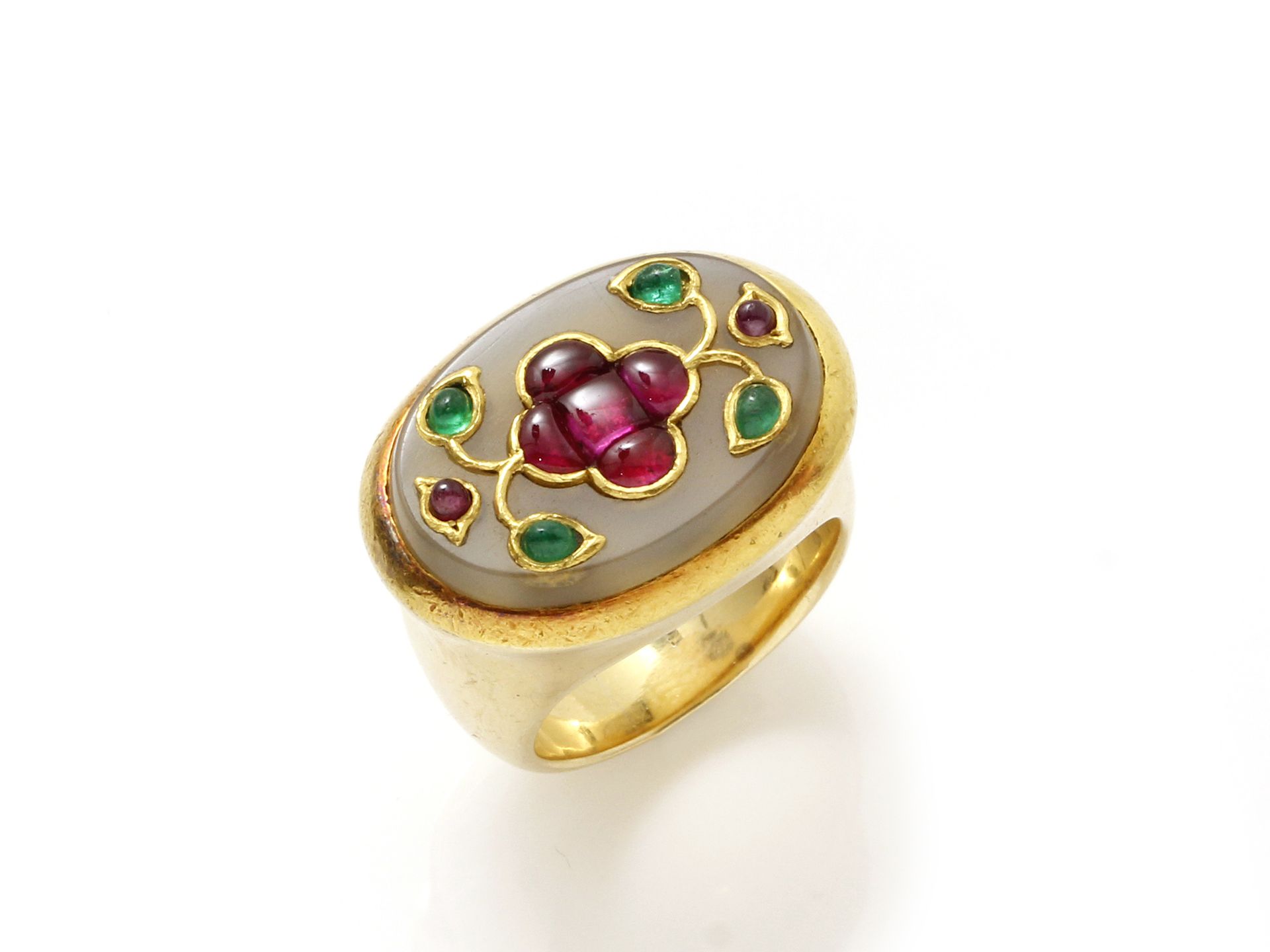 Null 巴黎卡地亚
罕见的千分之七十五的黄金戒指，其盘面上装饰着玉石和黄金的图案，上面点缀着凸圆形的红宝石和祖母绿，镶嵌在昆丹上，印度十八世纪的。签名。约19&hellip;