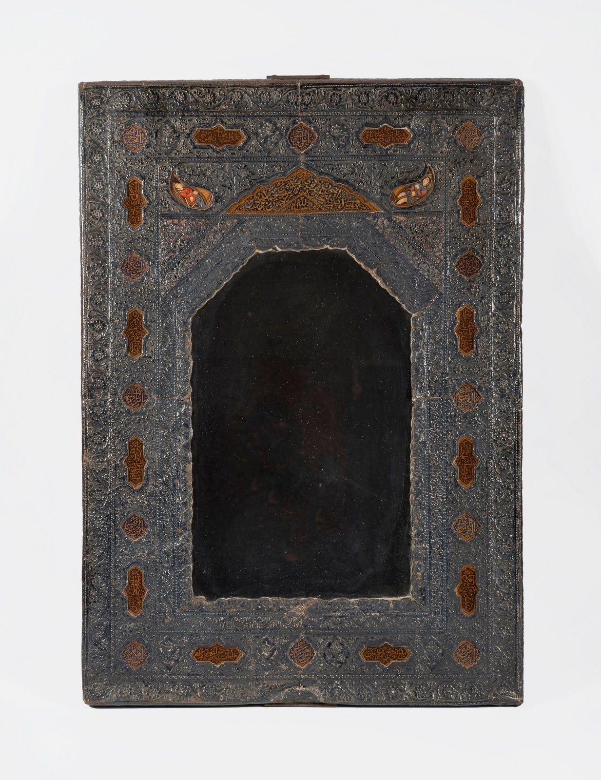 Null 罕见的一对大镜子

伊朗卡扎尔，19世纪下半叶

长方形，每件都覆盖着银叶，上面有压花装饰，镶嵌着具象或书法的奖章，背面有精细的覆盖装饰，事故和小的缺&hellip;